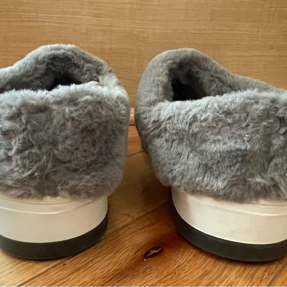 Blondo Suri Waterproof Slip-On Sneakers Gray Faux Fur Suede Size 7.5 Womens - Picture 4 of 7